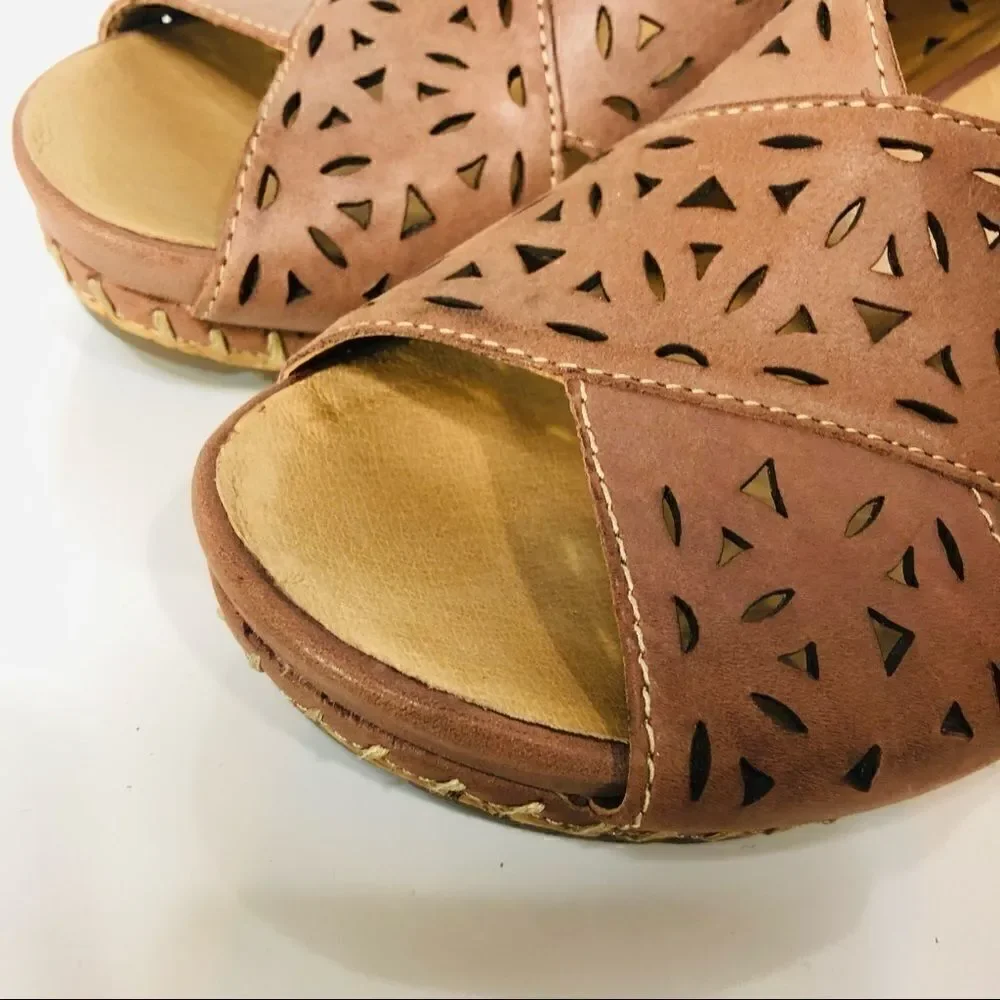Earth Aries Brown Leather Wedge Comfort Sandals Lasercut 9.5 B